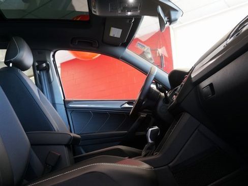 Certified 2021 Volkswagen Tiguan SE w/ Panoramic Sunroof Package image 18