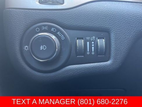 Used 2017 Jeep Cherokee Latitude w/ Cold Weather Group AWD/4WD image 22