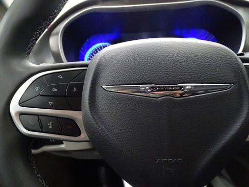 Used 2024 Chrysler Pacifica Touring-L image 25