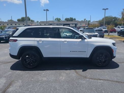 Used 2023 Jeep Grand Cherokee Altitude RWD image 5