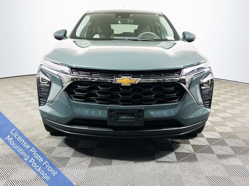 Used 2025 Chevrolet Trax LS w/ LS Convenience Package FWD image 3