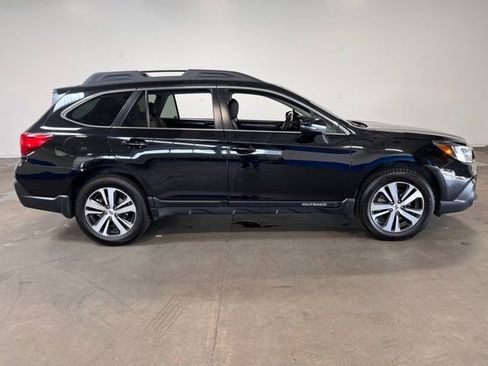 Used 2018 Subaru Outback 3.6R Limited image 2