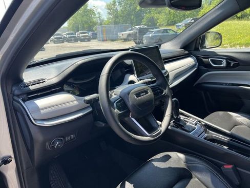 Used 2025 Jeep Compass Limited AWD/4WD image 18