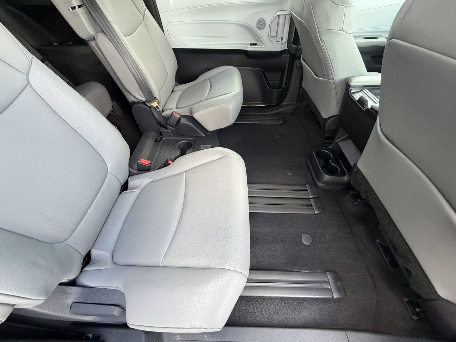 Used 2026 Toyota Sienna XLE FWD image 33