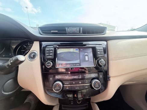 Used 2017 Nissan Rogue SL FWD image 16