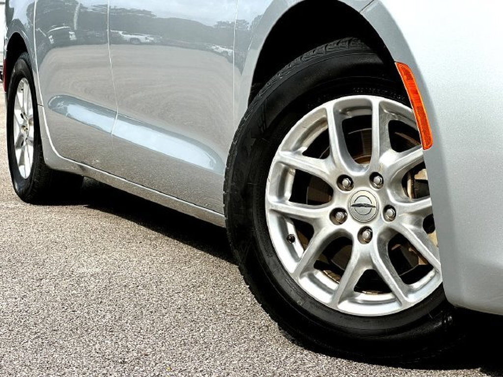 Used 2023 Chrysler Voyager LX FWD image 2