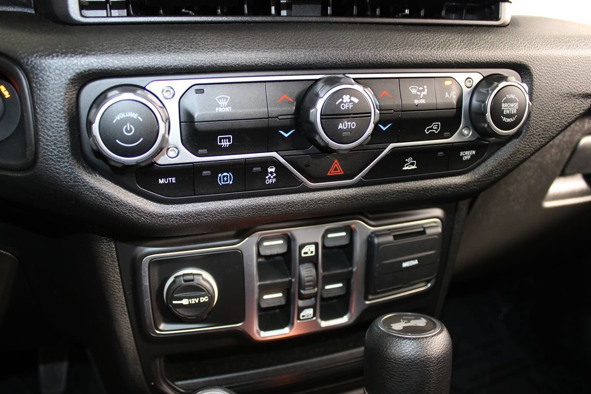Used 2024 Jeep Wrangler Unlimited AWD/4WD image 15