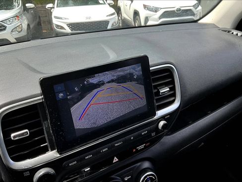 Used 2025 Hyundai Venue SEL FWD image 17