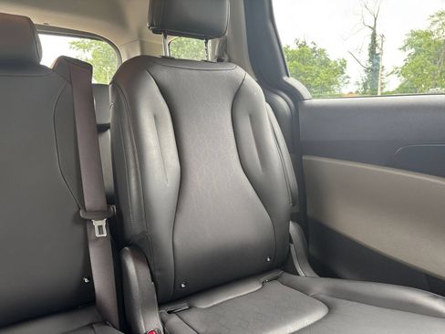 Used 2026 Kia Carnival FWD image 39