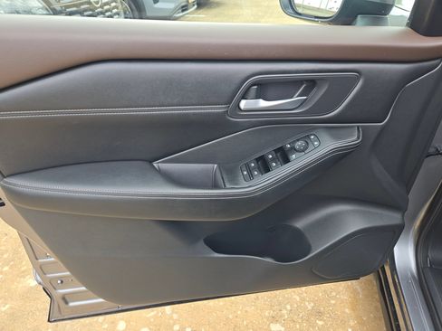 Used 2022 Nissan Rogue SV w/ SV Premium Package FWD image 12