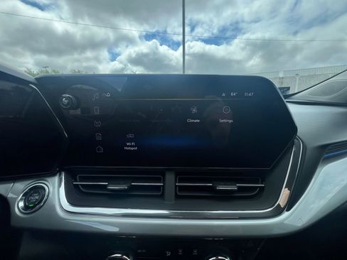 Used 2025 Chevrolet Trax LT FWD image 17
