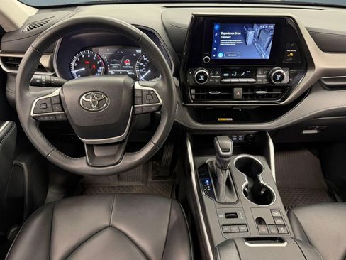 Used 2023 Toyota Highlander XLE AWD/4WD image 25
