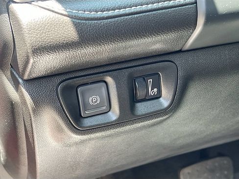 Used 2023 GMC Acadia SLT AWD/4WD image 10