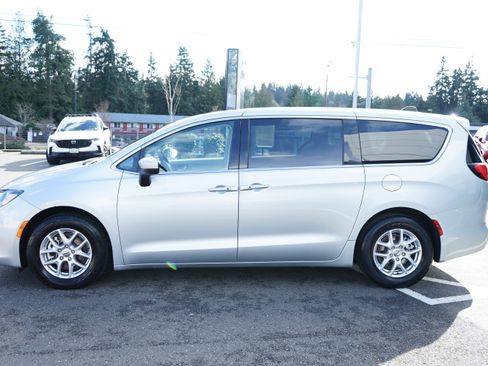 Used 2023 Chrysler Voyager LX image 6