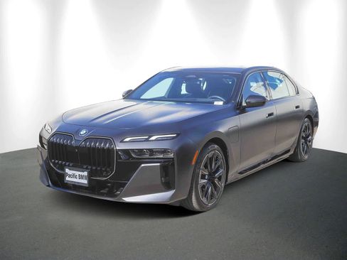 Used 2025 BMW 750e xDrive w/ Premium Package image 3