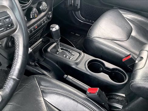 Used 2018 Jeep Wrangler Unlimited Sahara AWD/4WD image 16