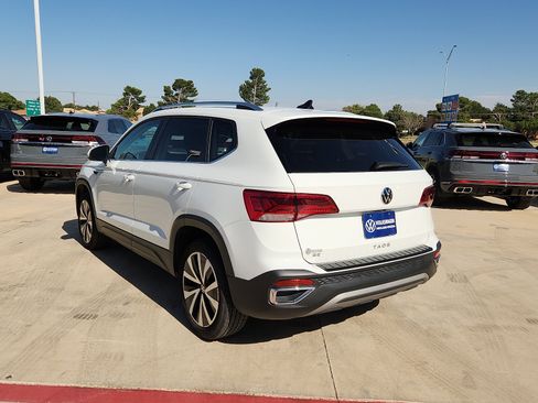 Used 2024 Volkswagen Taos SE w/ MDO Package FWD image 4