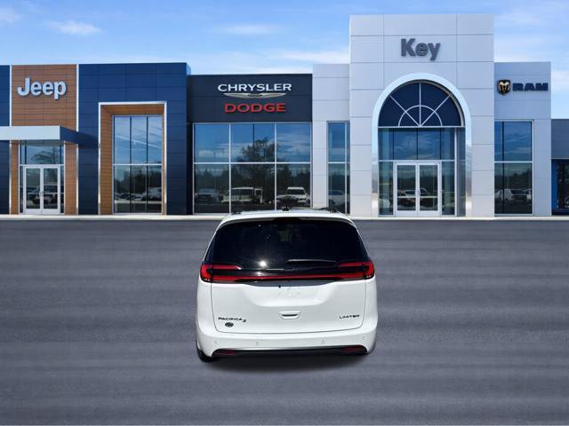 Used 2025 Chrysler Pacifica Limited FWD image 4