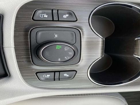 Used 2023 GMC Acadia SLT w/ Technology Package image 19