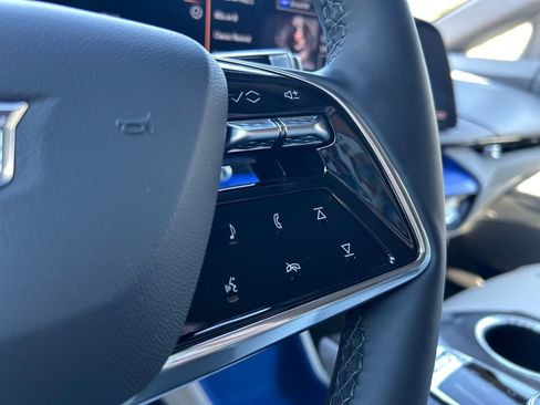 Used 2025 Cadillac Optiq Luxury 1 image 24