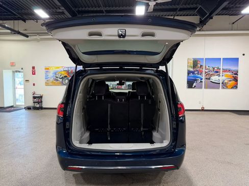 Used 2023 Chrysler Pacifica Touring-L FWD image 27