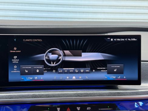 Used 2023 BMW 740i w/ Parking Assistance Package RWD image 28