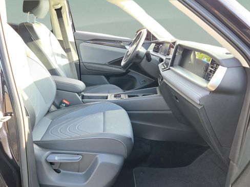 Used 2025 Volkswagen Tiguan SE FWD image 19