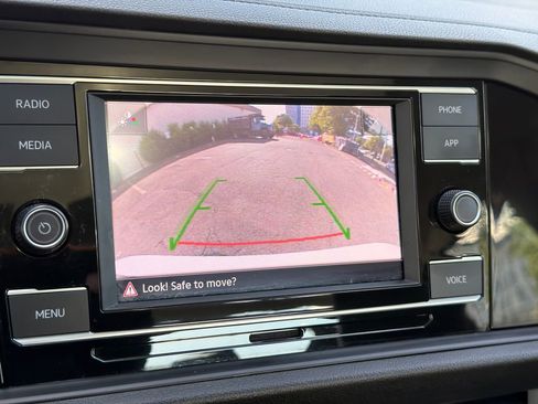Used 2023 Volkswagen Jetta SE w/ Panoramic Sunroof Package FWD image 23