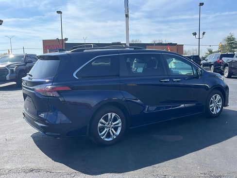 Used 2022 Toyota Sienna XSE w/ XSE Plus Package image 4