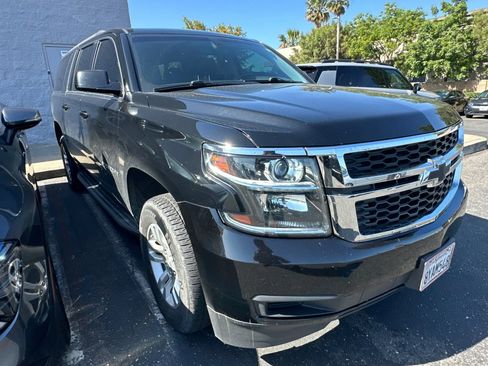 Used 2019 Chevrolet Suburban LS RWD image 2