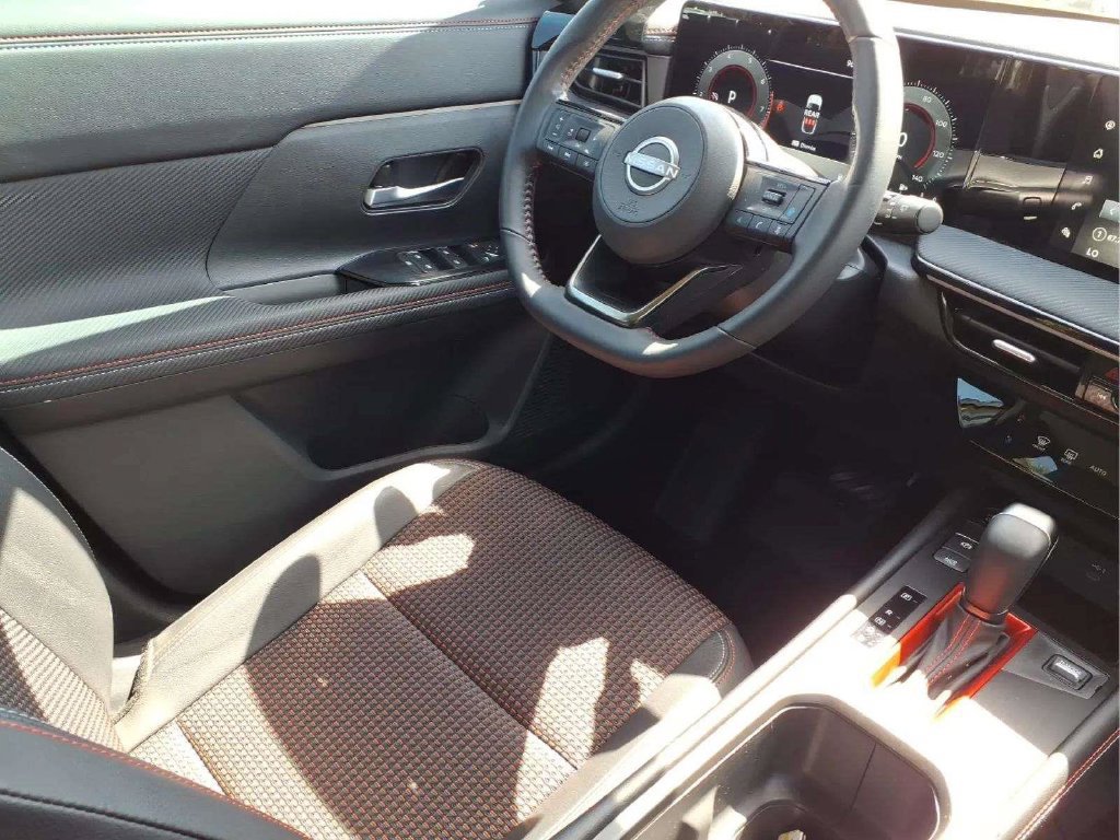 Certified 2025 Nissan Kicks SR FWD image 9