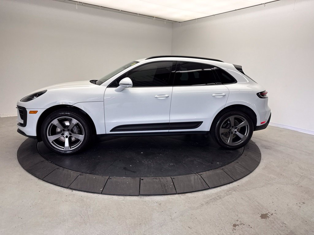 Certified 2024 Porsche Macan AWD/4WD image 2