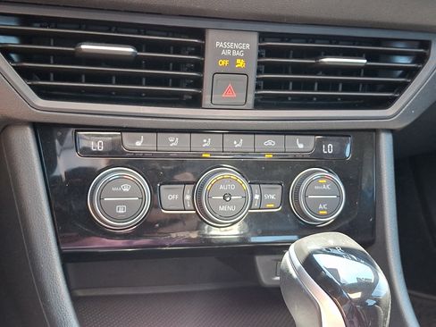 Certified 2023 Volkswagen Jetta SE w/ Panoramic Sunroof Package FWD image 16