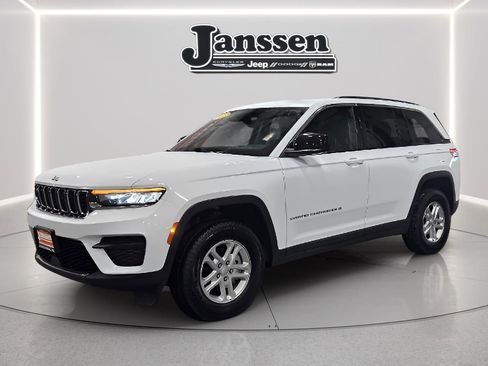 Used 2023 Jeep Grand Cherokee Laredo image 1