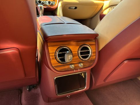 Used 2022 Bentley Bentayga AWD/4WD image 10
