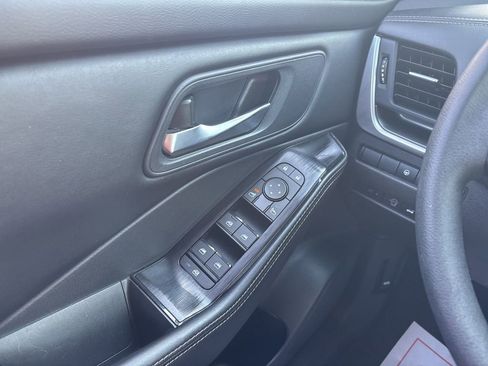 Used 2024 Nissan Rogue SV FWD image 11