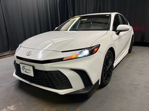 Used 2025 Toyota Camry SE FWD image 1