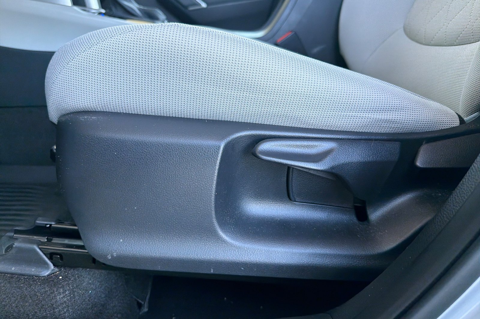 Used 2025 Toyota Corolla Cross L FWD image 15