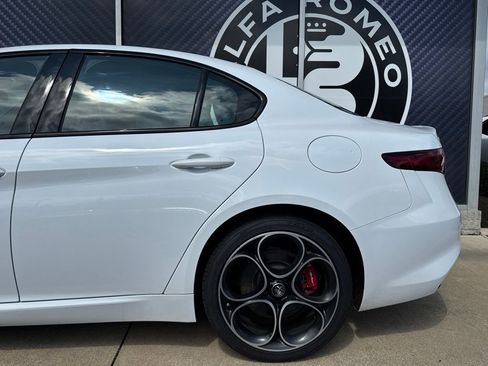 Used 2023 Alfa Romeo Giulia Veloce AWD/4WD image 14
