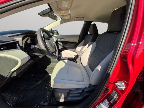 Used 2020 Toyota Corolla LE image 2