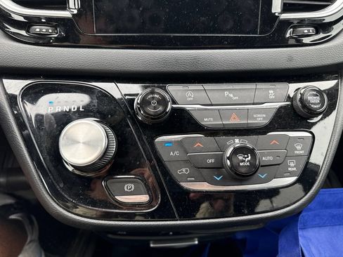 Used 2019 Chrysler Pacifica Touring-L Plus w/ S Appearance Package FWD image 23