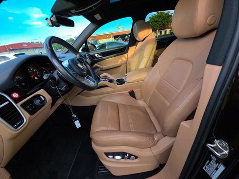 Used 2019 Porsche Cayenne AWD/4WD image 3