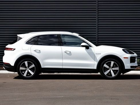 Certified 2026 Porsche Cayenne E-Hybrid AWD/4WD image 8