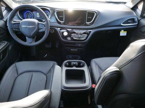 New 2026 Chrysler Pacifica Select image 12