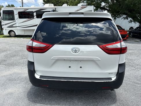 Used 2015 Toyota Sienna XLE FWD image 4