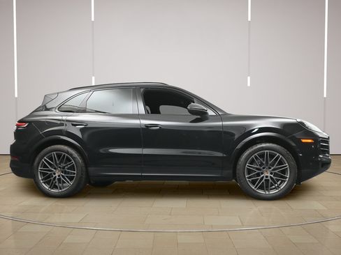 Certified 2025 Porsche Cayenne AWD/4WD image 28