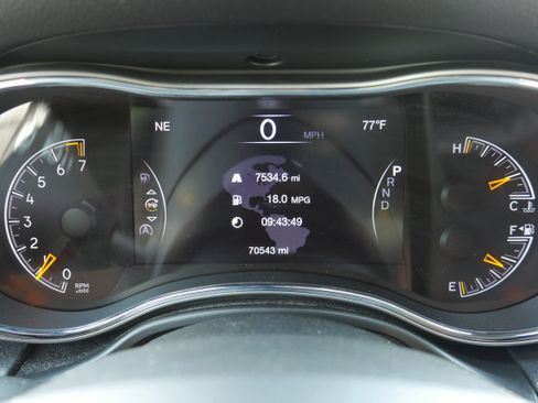 Used 2019 Jeep Grand Cherokee Laredo AWD/4WD image 26