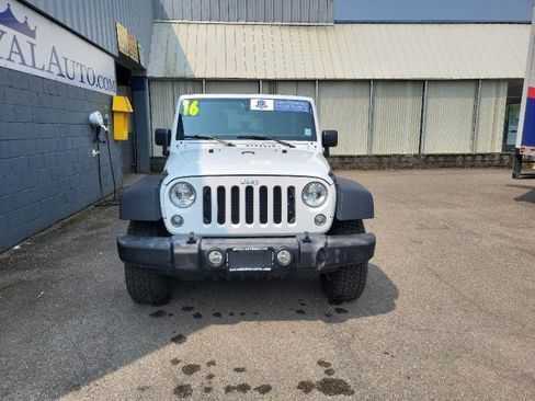 Used 2016 Jeep Wrangler Unlimited Sport w/ Connectivity Group image 4