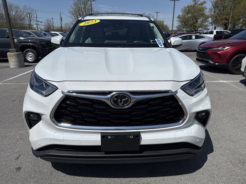 Used 2023 Toyota Highlander Limited AWD/4WD image 2