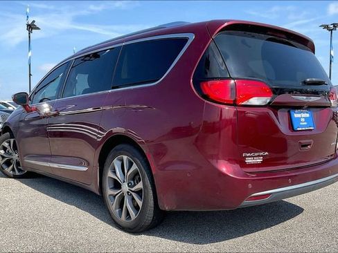 Used 2019 Chrysler Pacifica Limited w/ Tire & Wheel Group FWD image 4